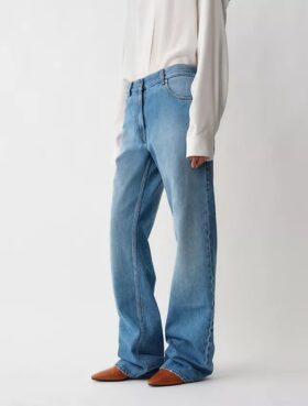 02 Gerade geschnittene Jeans mit niedriger Leibhöhe