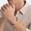 Abgeschrägtes Lederarmband mit ID-Plakette