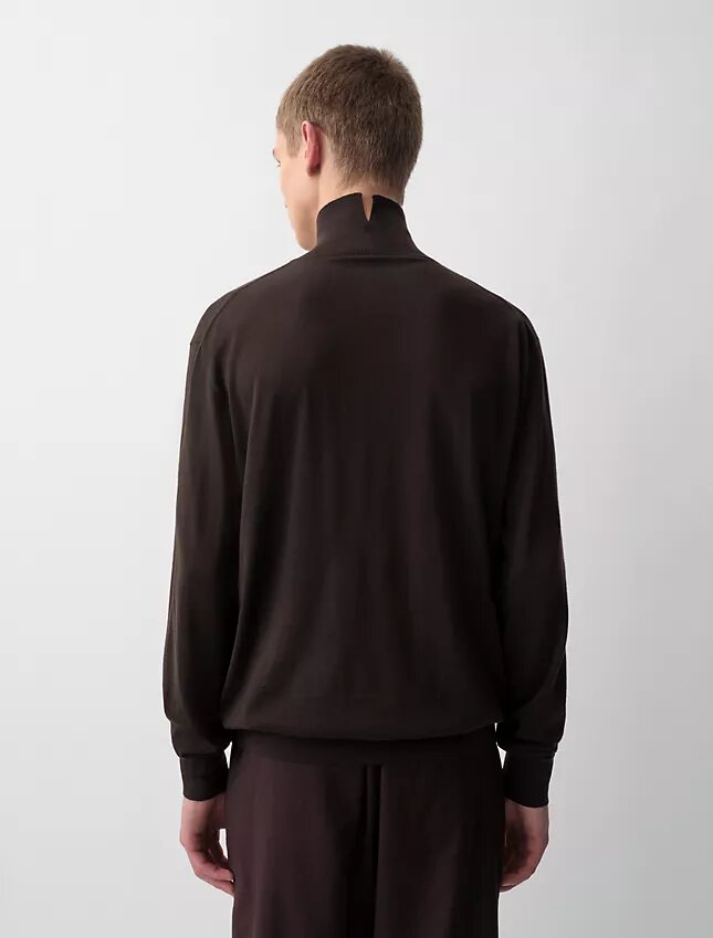 Aschefarbener Rollkragenpullover Aschefarbener Rollkragenpullover