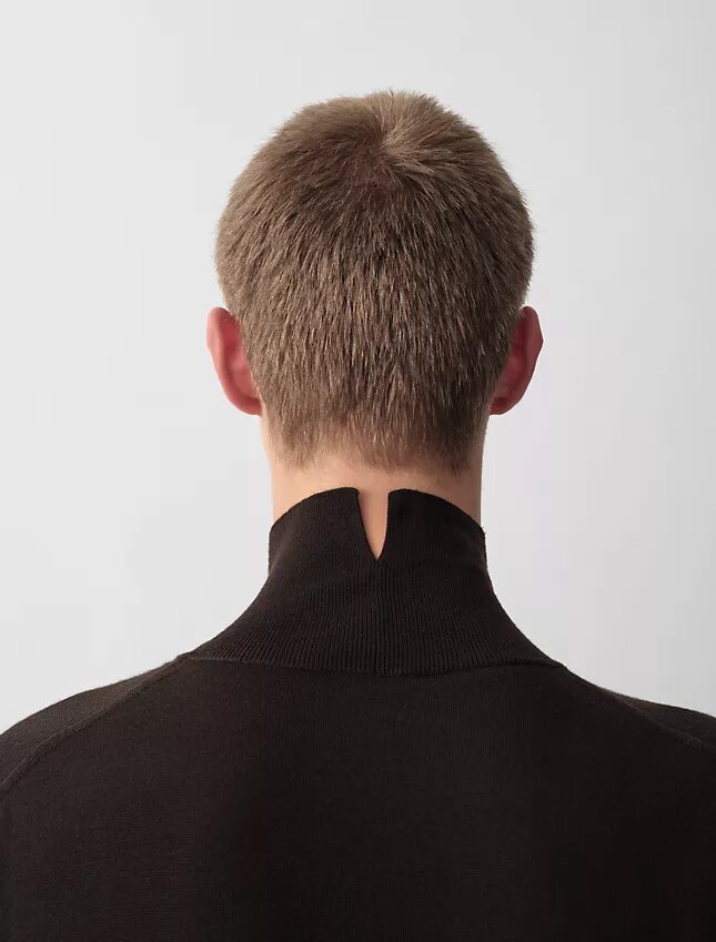 Aschefarbener Rollkragenpullover Aschefarbener Rollkragenpullover