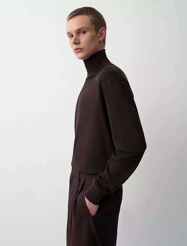 Aschefarbener Rollkragenpullover Aschefarbener Rollkragenpullover