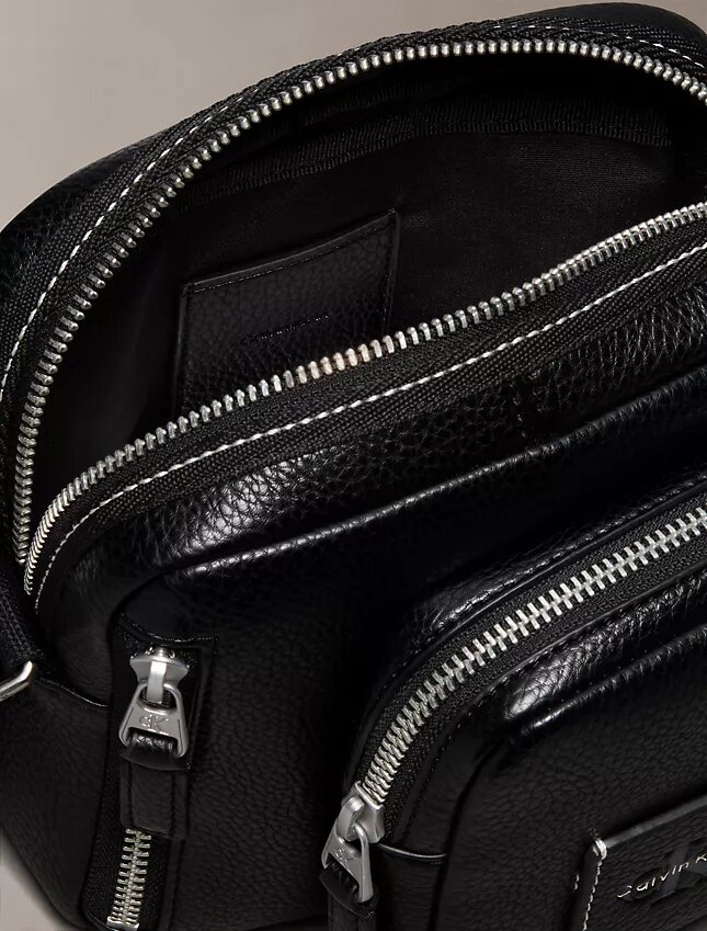 Auffällige Crossbody-Tasche in Pebble-Optik Auffällige Crossbody-Tasche in Pebble-Optik
