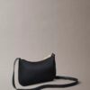 Auffällige Mini-Tasche mit Monogram