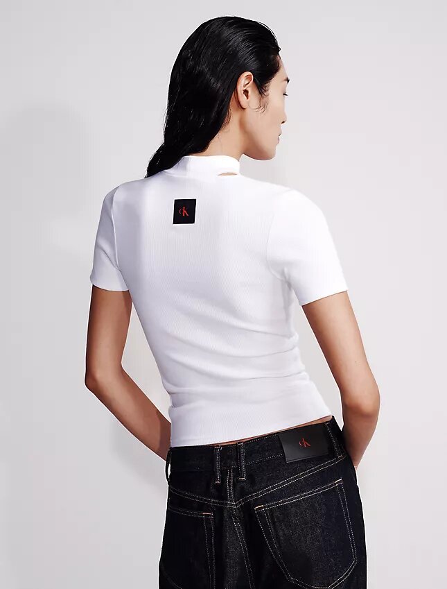 Ausgeschnittenes, schmal geschnittenes T-Shirt mit Rundhalsausschnitt Ausgeschnittenes, schmal geschnittenes T-Shirt mit Rundhalsausschnitt