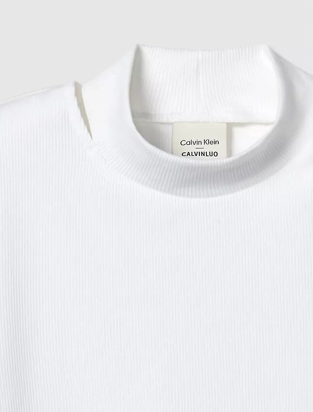 Ausgeschnittenes, schmal geschnittenes T-Shirt mit Rundhalsausschnitt Ausgeschnittenes, schmal geschnittenes T-Shirt mit Rundhalsausschnitt