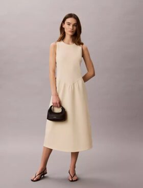 Ausgestelltes Midikleid