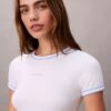 Baby-T-Shirt mit kontrastfarbener Rippbündchen und Logo-Grafik Baby-T-Shirt mit kontrastfarbener Rippbündchen und Logo-Grafik