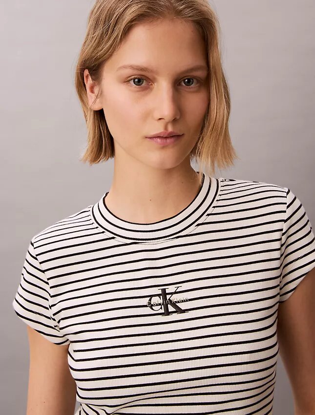 Baby-T-Shirt mit Monogram-Streifen und Rippstrick Baby-T-Shirt mit Monogram-Streifen und Rippstrick