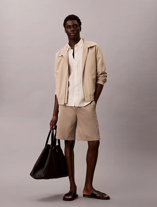 Baggy-Chino-Shorts im 90er-Jahre-Stil Baggy-Chino-Shorts im 90er-Jahre-Stil