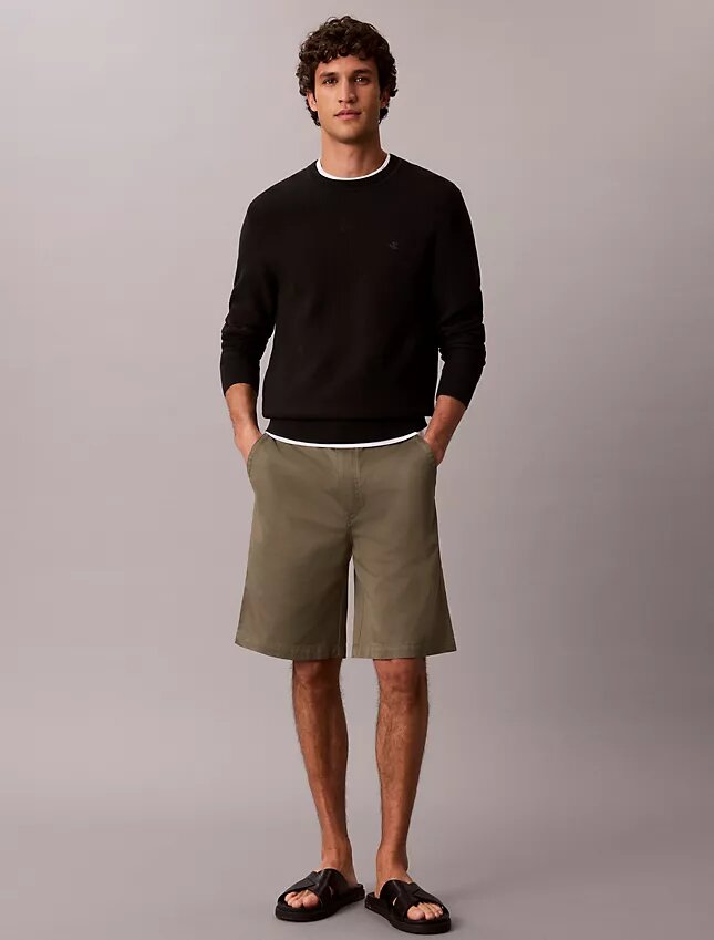 Baggy-Chino-Shorts im 90er-Jahre-Stil Baggy-Chino-Shorts im 90er-Jahre-Stil