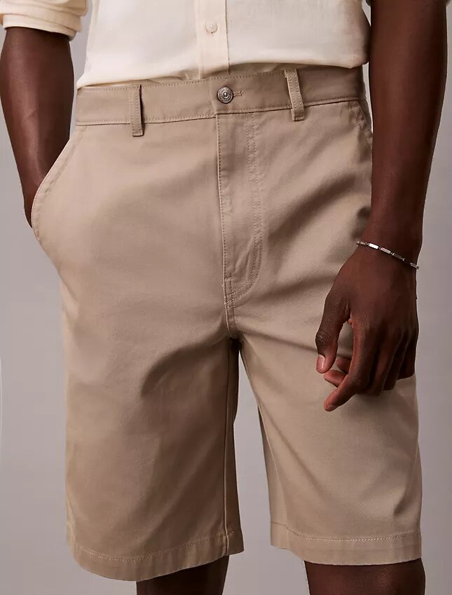 Baggy-Chino-Shorts im 90er-Jahre-Stil Baggy-Chino-Shorts im 90er-Jahre-Stil