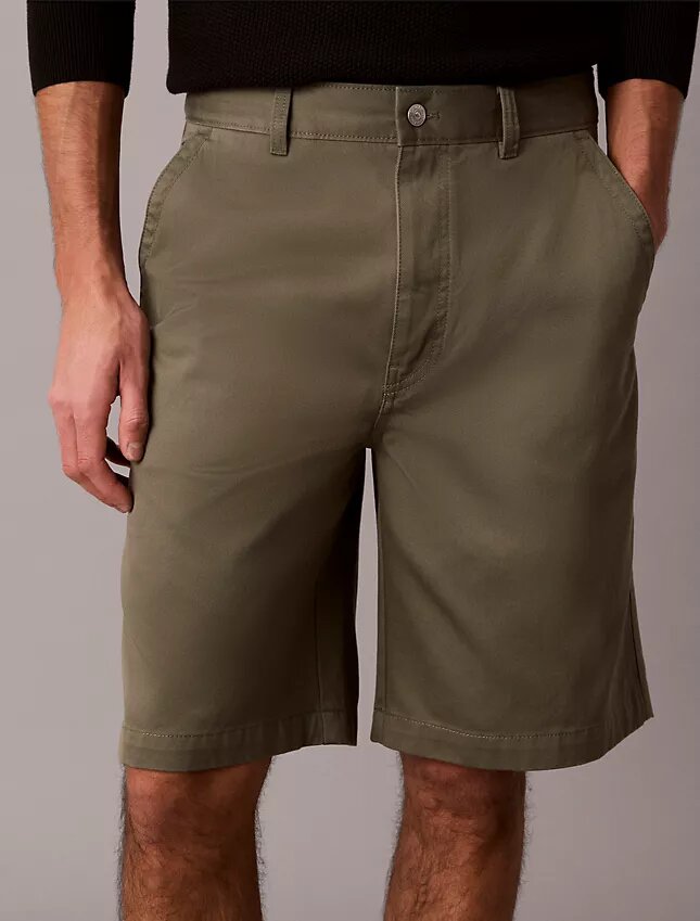 Baggy-Chino-Shorts im 90er-Jahre-Stil Baggy-Chino-Shorts im 90er-Jahre-Stil