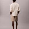 Baggy-Chino-Shorts im 90er-Jahre-Stil Baggy-Chino-Shorts im 90er-Jahre-Stil