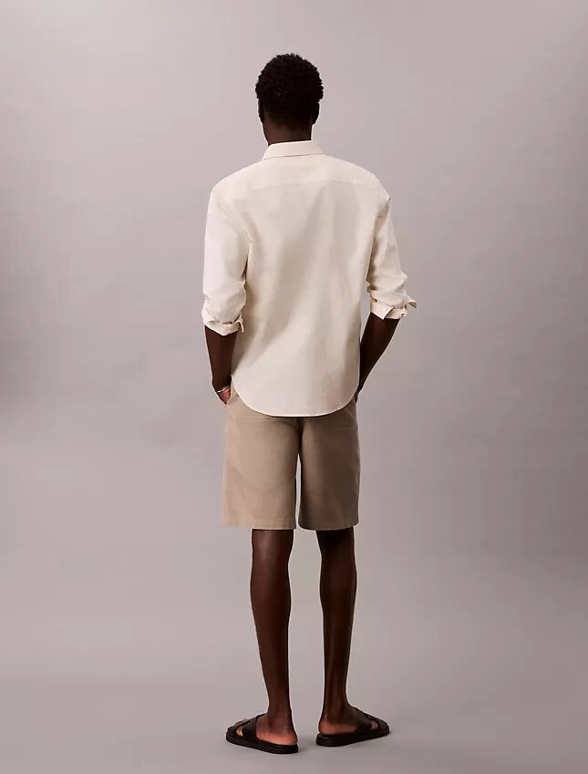 Baggy-Chino-Shorts im 90er-Jahre-Stil Baggy-Chino-Shorts im 90er-Jahre-Stil