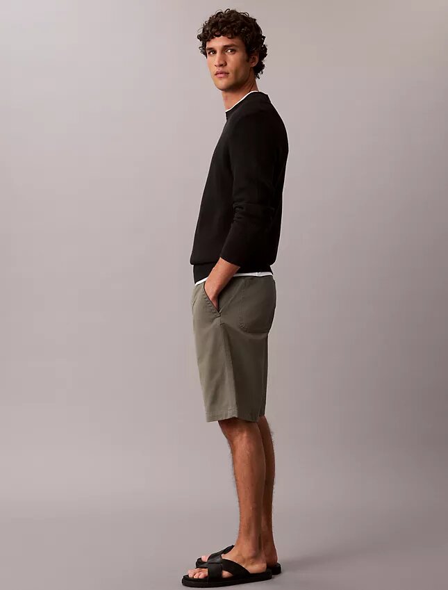 Baggy-Chino-Shorts im 90er-Jahre-Stil Baggy-Chino-Shorts im 90er-Jahre-Stil