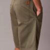 Baggy-Chino-Shorts im 90er-Jahre-Stil Baggy-Chino-Shorts im 90er-Jahre-Stil