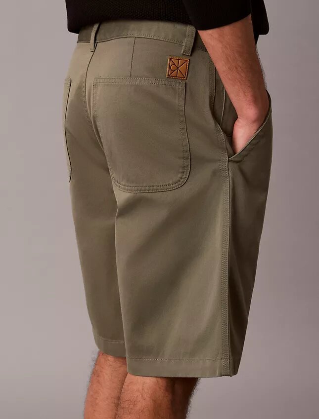 Baggy-Chino-Shorts im 90er-Jahre-Stil Baggy-Chino-Shorts im 90er-Jahre-Stil