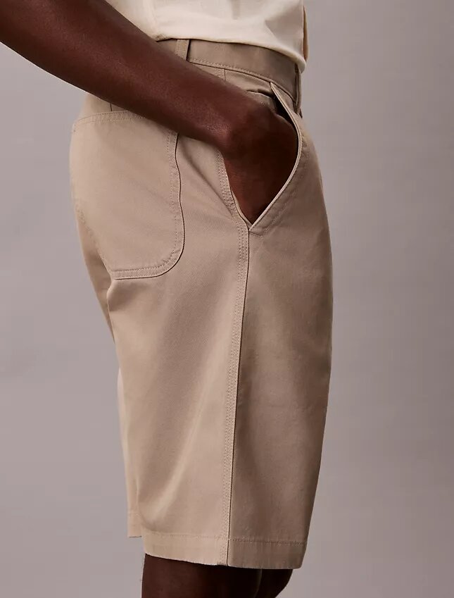 Baggy-Chino-Shorts im 90er-Jahre-Stil Baggy-Chino-Shorts im 90er-Jahre-Stil