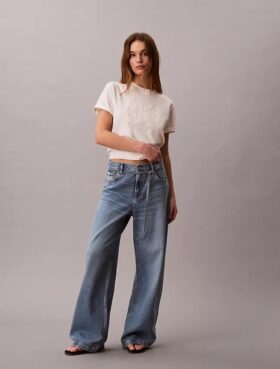 Baggy-Jeans mit niedriger Leibhöhe und Gürtel
