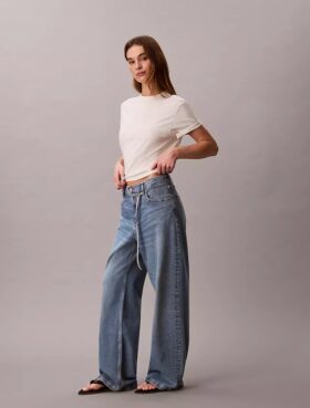 Baggy-Jeans mit niedriger Leibhöhe und Gürtel