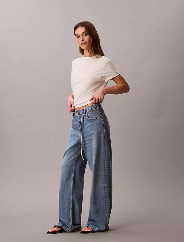 Baggy-Jeans mit niedriger Leibhöhe und Gürtel Baggy-Jeans mit niedriger Leibhöhe und Gürtel