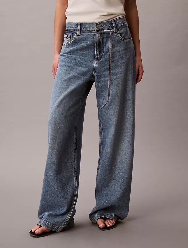 Baggy-Jeans mit niedriger Leibhöhe und Gürtel Baggy-Jeans mit niedriger Leibhöhe und Gürtel