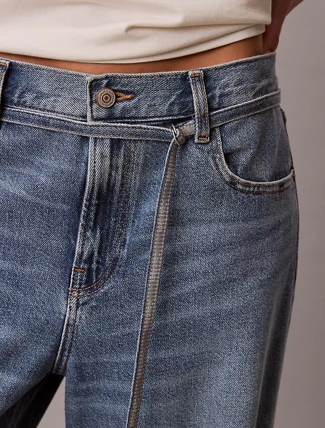 Baggy-Jeans mit niedriger Leibhöhe und Gürtel Baggy-Jeans mit niedriger Leibhöhe und Gürtel