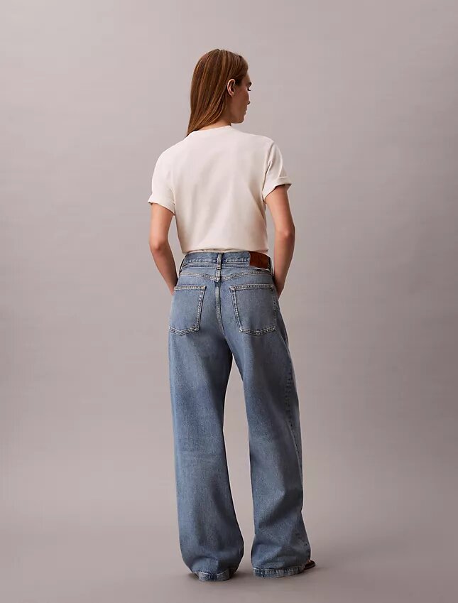 Baggy-Jeans mit niedriger Leibhöhe und Gürtel Baggy-Jeans mit niedriger Leibhöhe und Gürtel