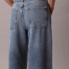 Baggy-Jeans mit niedriger Leibhöhe und Gürtel Baggy-Jeans mit niedriger Leibhöhe und Gürtel