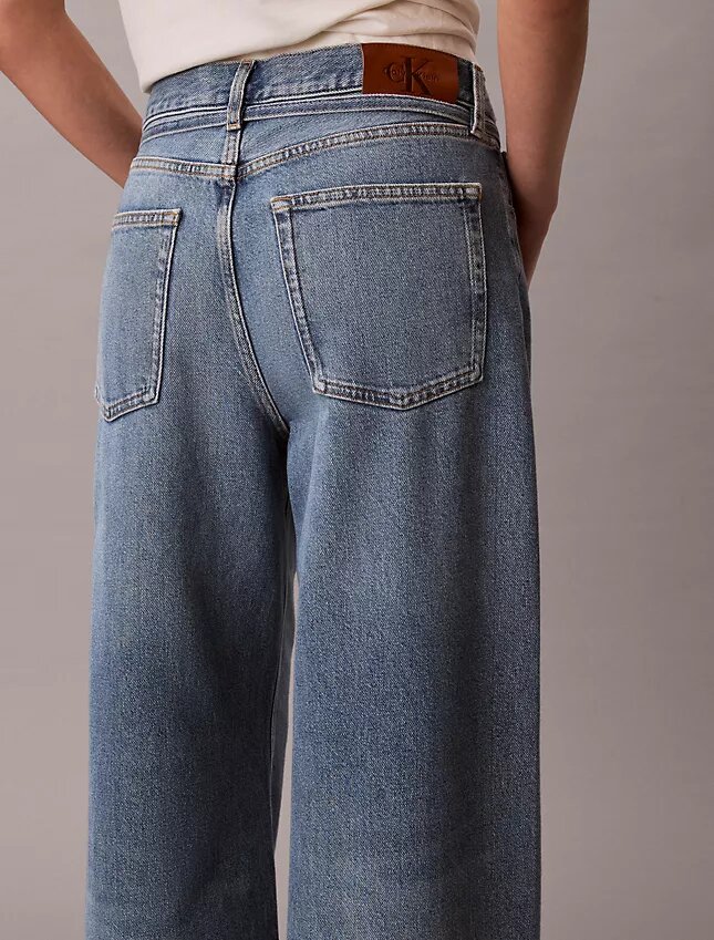 Baggy-Jeans mit niedriger Leibhöhe und Gürtel Baggy-Jeans mit niedriger Leibhöhe und Gürtel