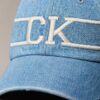 Baseballkappe aus Denim mit Varsity-Monogram-Logo Baseballkappe aus Denim mit Varsity-Monogram-Logo