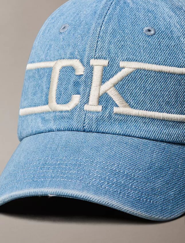 Baseballkappe aus Denim mit Varsity-Monogram-Logo Baseballkappe aus Denim mit Varsity-Monogram-Logo
