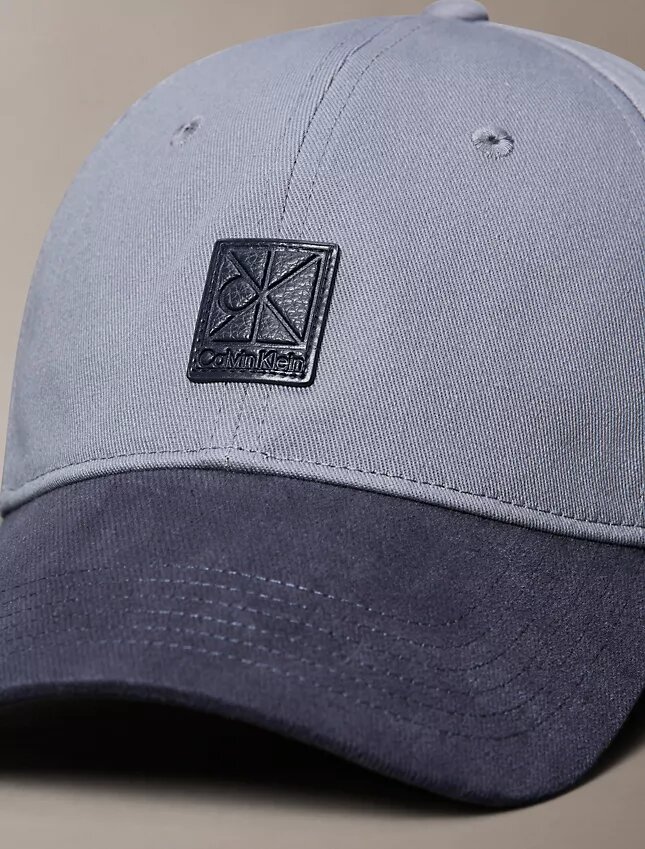 Baseballkappe mit Emblem-Logo und Farbblock-Design Baseballkappe mit Emblem-Logo und Farbblock-Design