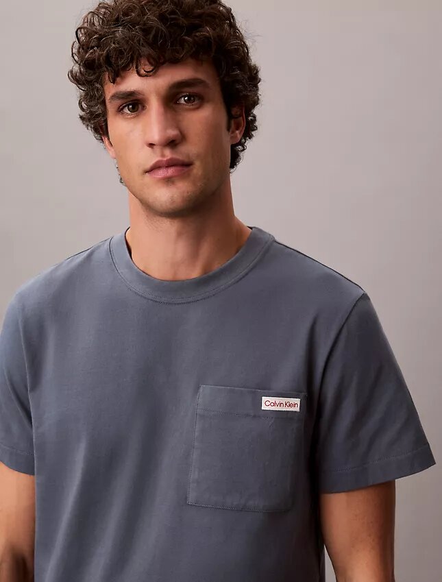 Baumwoll-Jersey-T-Shirt mit Tasche Baumwoll-Jersey-T-Shirt mit Tasche