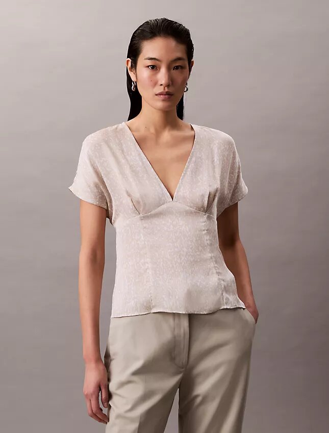 Bedruckte Satinbluse mit V-Ausschnitt Bedruckte Satinbluse mit V-Ausschnitt