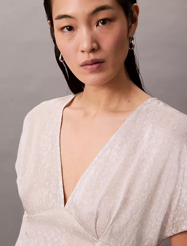 Bedruckte Satinbluse mit V-Ausschnitt Bedruckte Satinbluse mit V-Ausschnitt