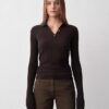 Bernsteinfarbener gerippter Polo-Pullover Bernsteinfarbener gerippter Polo-Pullover