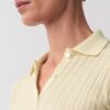 Bernsteinfarbener gerippter Polo-Pullover Bernsteinfarbener gerippter Polo-Pullover
