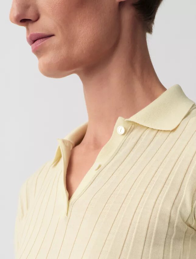 Bernsteinfarbener gerippter Polo-Pullover Bernsteinfarbener gerippter Polo-Pullover