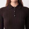 Bernsteinfarbener gerippter Polo-Pullover Bernsteinfarbener gerippter Polo-Pullover