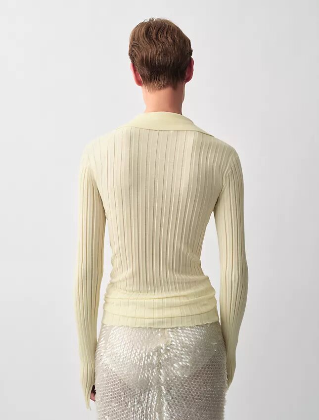 Bernsteinfarbener gerippter Polo-Pullover Bernsteinfarbener gerippter Polo-Pullover