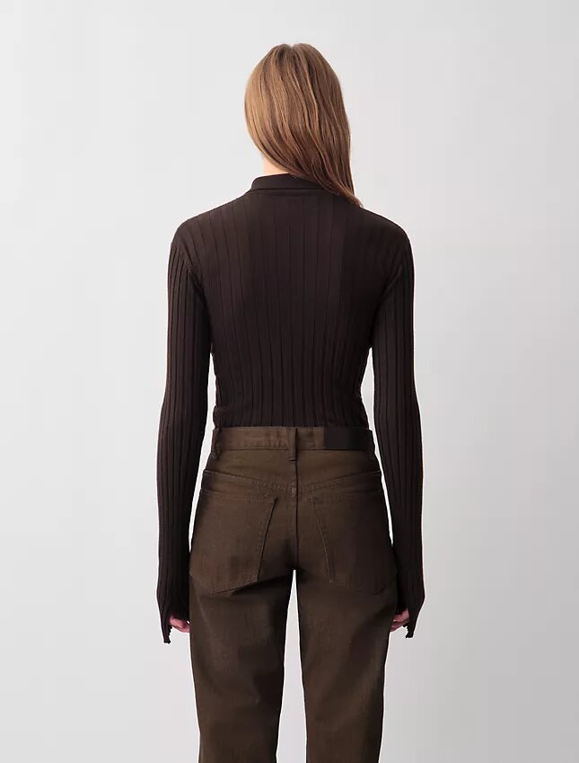 Bernsteinfarbener gerippter Polo-Pullover Bernsteinfarbener gerippter Polo-Pullover