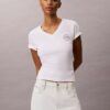 Besticktes Ck-Wappen-T-Shirt mit V-Ausschnitt Besticktes Ck-Wappen-T-Shirt mit V-Ausschnitt