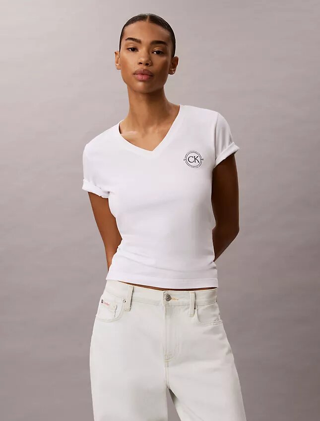 Besticktes Ck-Wappen-T-Shirt mit V-Ausschnitt Besticktes Ck-Wappen-T-Shirt mit V-Ausschnitt