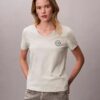 Besticktes Ck-Wappen-T-Shirt mit V-Ausschnitt Besticktes Ck-Wappen-T-Shirt mit V-Ausschnitt