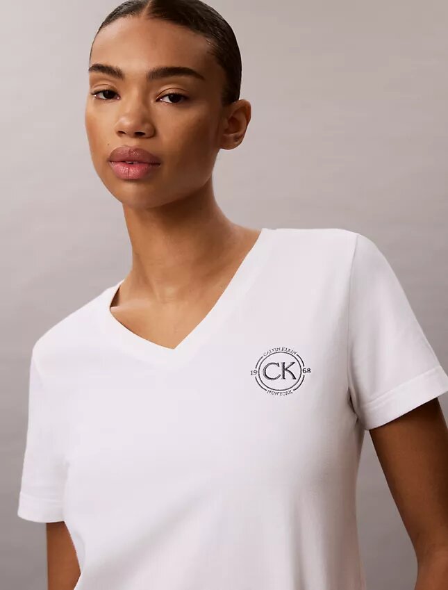 Besticktes Ck-Wappen-T-Shirt mit V-Ausschnitt Besticktes Ck-Wappen-T-Shirt mit V-Ausschnitt