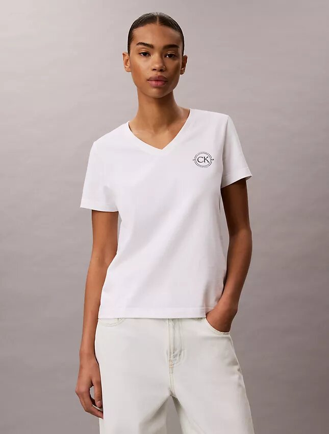Besticktes Ck-Wappen-T-Shirt mit V-Ausschnitt Besticktes Ck-Wappen-T-Shirt mit V-Ausschnitt