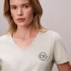 Besticktes Ck-Wappen-T-Shirt mit V-Ausschnitt Besticktes Ck-Wappen-T-Shirt mit V-Ausschnitt