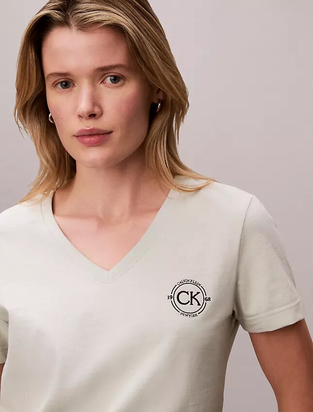 Besticktes Ck-Wappen-T-Shirt mit V-Ausschnitt Besticktes Ck-Wappen-T-Shirt mit V-Ausschnitt
