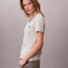 Besticktes Ck-Wappen-T-Shirt mit V-Ausschnitt Besticktes Ck-Wappen-T-Shirt mit V-Ausschnitt